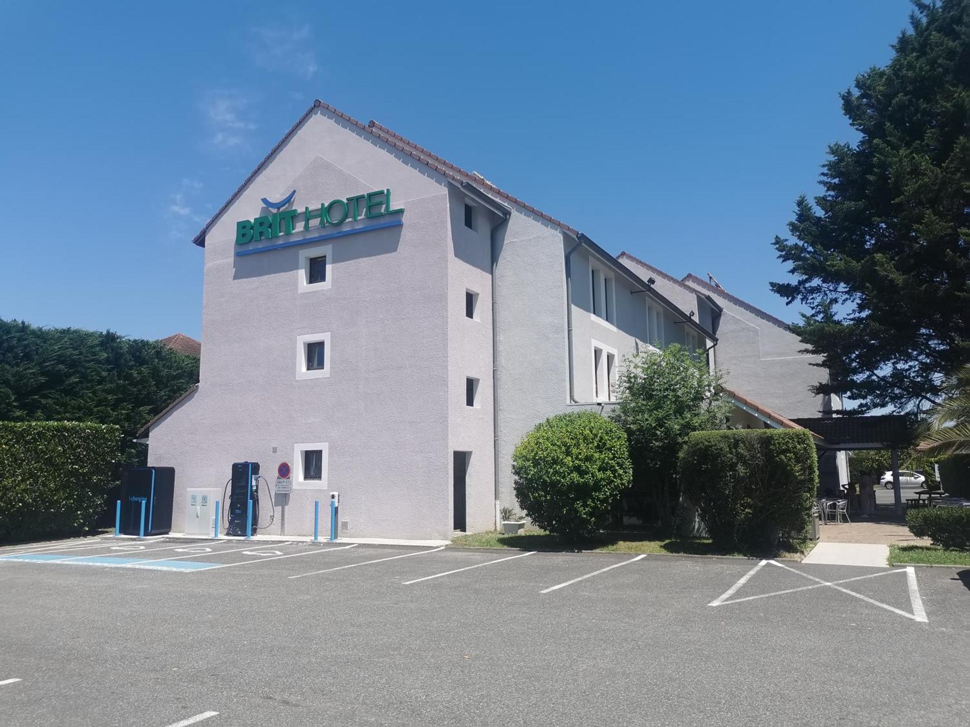 Brit Hotel Confort Pau Lons Exterior foto