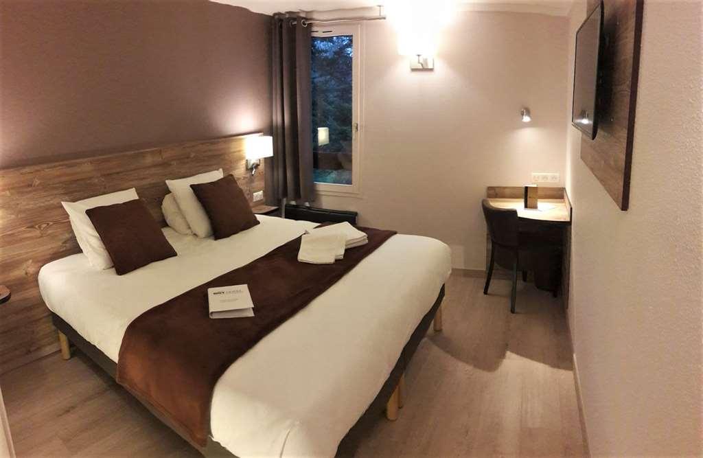 Brit Hotel Confort Pau Lons Habitación foto