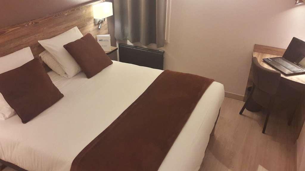 Brit Hotel Confort Pau Lons Habitación foto