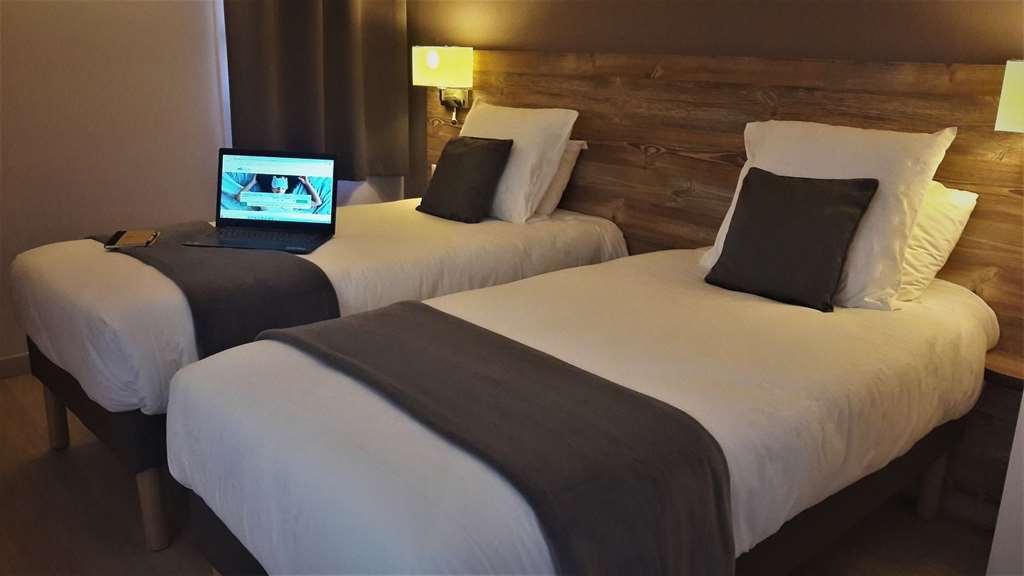 Brit Hotel Confort Pau Lons Habitación foto