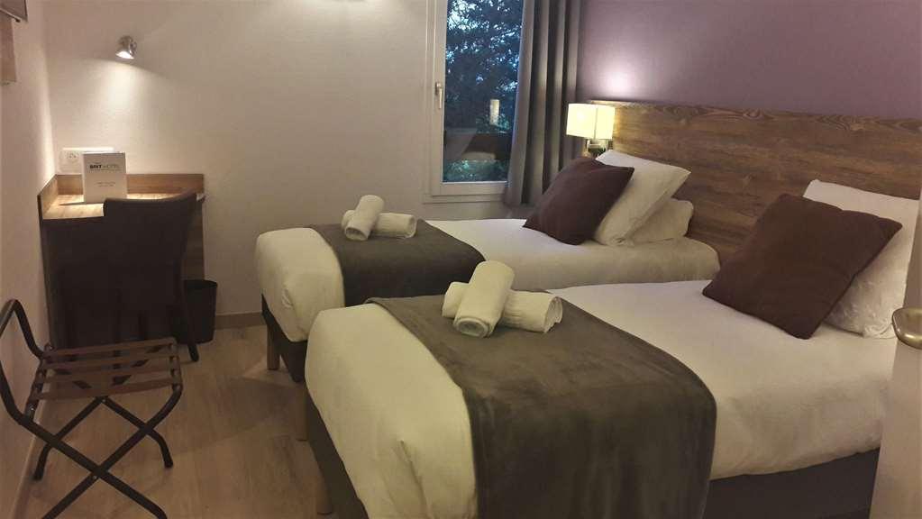 Brit Hotel Confort Pau Lons Habitación foto